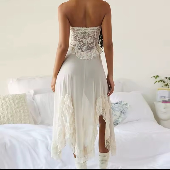 Elegant Lace Strapless Dress - Picture 5 of 15